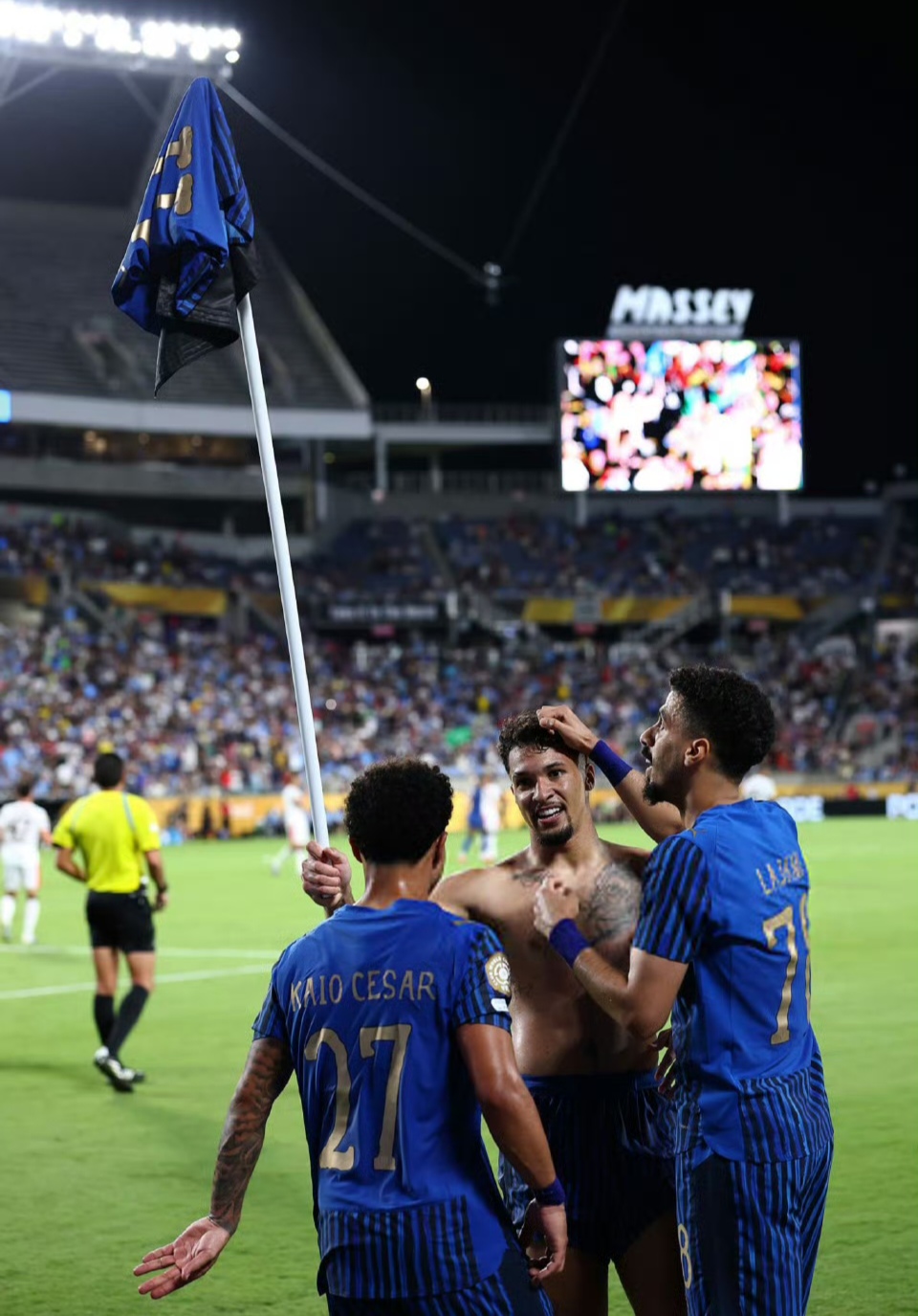 包含加时末段突围战来临，巴塞罗那围绕葡超状态回暖，气氛紧张，资深球员宣示担当的词条