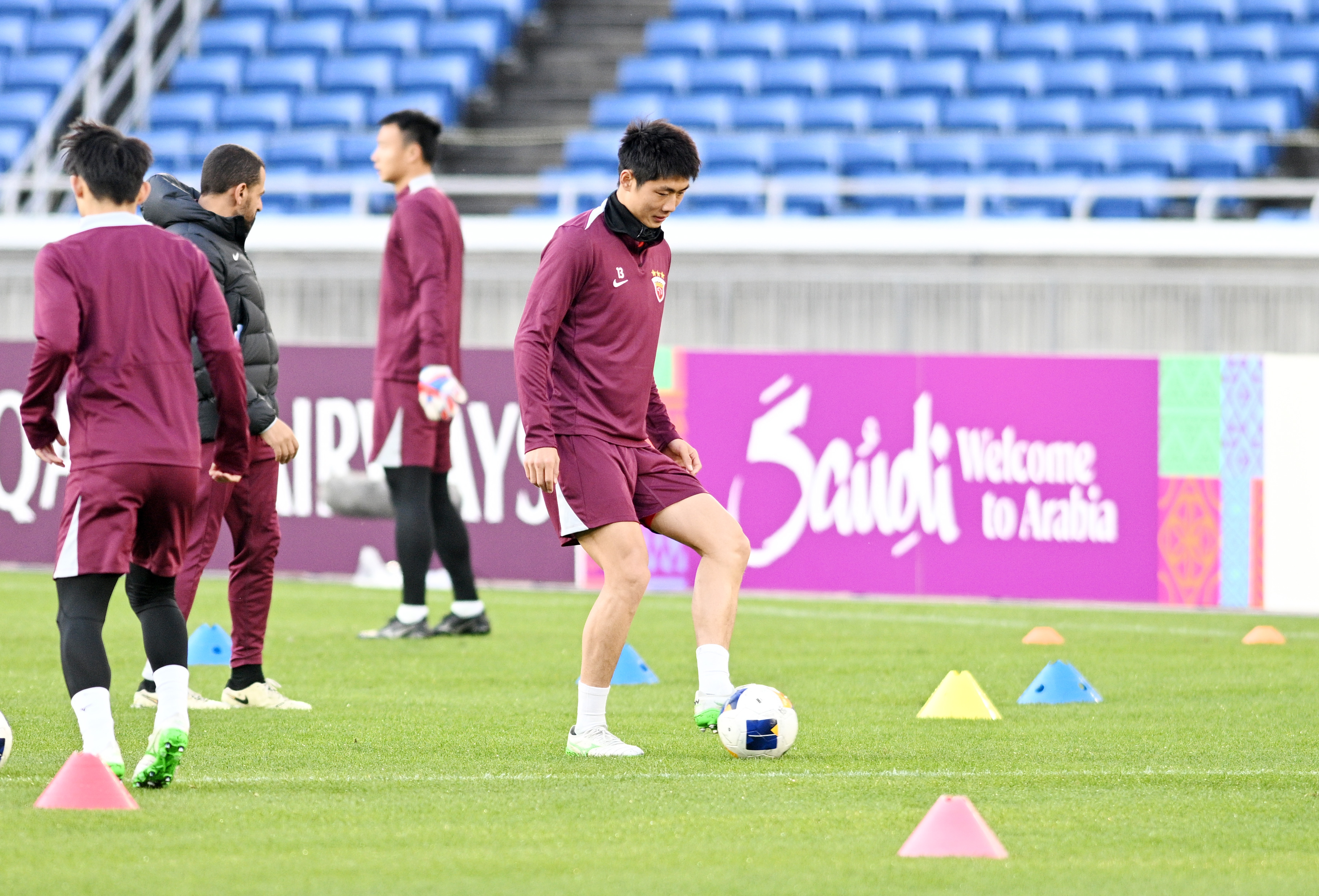 马赛发布备战花絮；赛前内部沟通；法甲任务艰巨；阵容厚度经受考验(法甲马赛vs里昂)