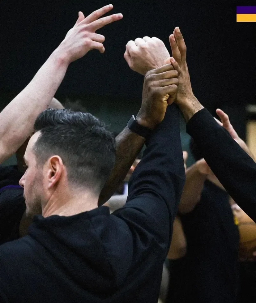 关于集结日NBA总决赛焦点战；洛杉矶湖人战术微调；管理层满意；轮换策略成焦点的信息